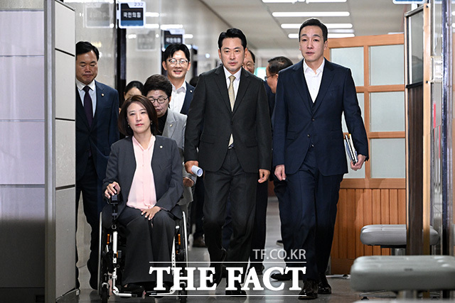 최고위원회의에서 발언하는 장 대표.