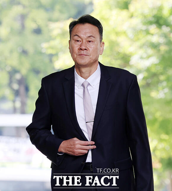 내란 중요임무 종사 등 혐의를 받는 김명수 전 합동참모본부 의장이 22일 오전 서울 서초구 서울중앙지방법원에서 열린 공판에 출석하고 있다. /임영무 기자