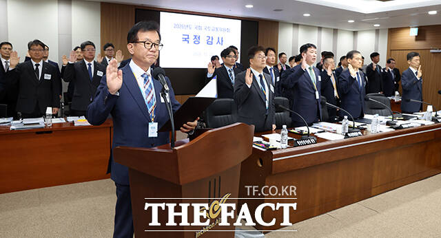 김원준 한국공항공사 사장을 비롯한 피감기관장들이 22일 인천 영종도 인청공항공사에서 열린 국토교통위원회의 인천국제공항공사, 한국공항공사, 가덕도신공항건설공단, 항공안전기술원, 국립항공박물관 등에 대한 국정감사에서 증인선서를 하고 있다. /인천=공항사진기자단