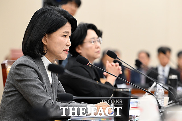 김종철 방송미디어통신위원회 위원장과 박장범 한국방송공사 사장에게 질의하는 이진숙 국민의힘 의원.