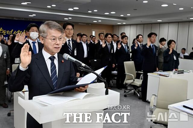 민형배 전남광주시장이 22일 오전 전남광주시청 광주청사에서 국정감사 선서를 하고 있다. /뉴시스