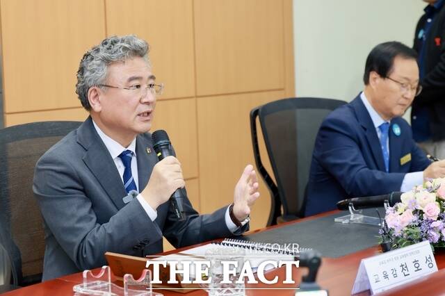 22일 완주군청에서 천호성 전북도교육감(왼쪽)이 유희태 완주군수와 지역 맞춤형 교육협력 정책 발굴을 위한 정책간담회에서 발언하고 있다. /전북도교육청