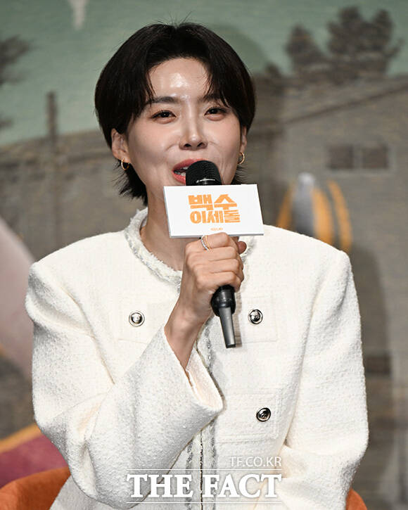 장도연과 이세돌, 정재형이 포즈를 취하고 있다.