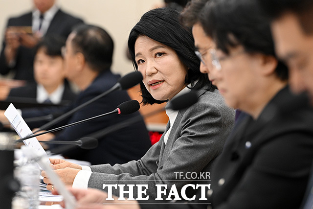 김종철 방송미디어통신위원회 위원장과 박장범 한국방송공사 사장에게 질의하는 이진숙 국민의힘 의원.