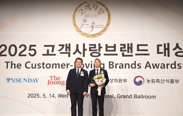 하보영 전 깨끗한나라 상무(오른쪽)가 지난해 5월 2025 고객사랑브랜드대상에서 수상 기념 촬영을 하고 있다. /깨끗한나라