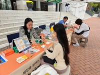 KB국민카드, 인도네시아 어린이에게 태양광 랜턴 나눔