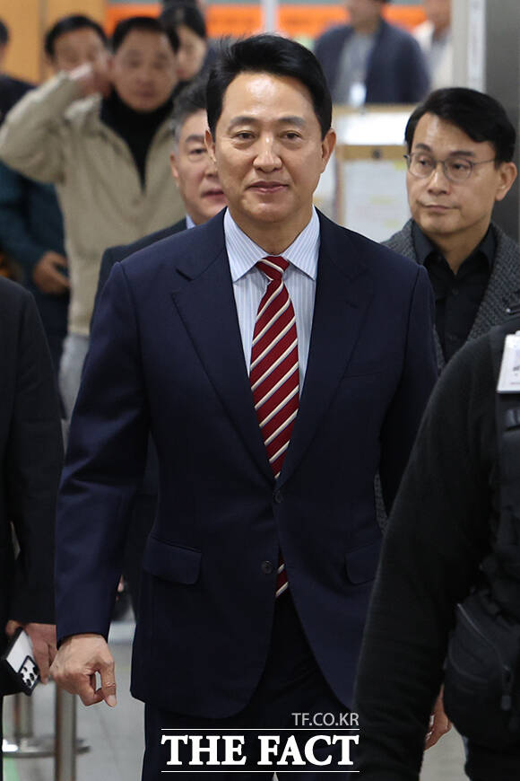 명태균 여론조사 대납 의혹을 받고 있는 오세훈 서울시장(가운데)이 23일 오후 서울 서초구 서울고등법원에서 열린 선고 공판에 출석하며 취재진의 질문을 받고 있다. /임영무 기자