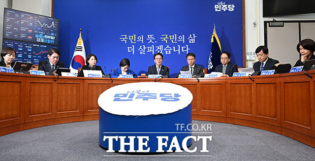 김민석 더불어민주당 대표가 생각에 잠겨 있다.