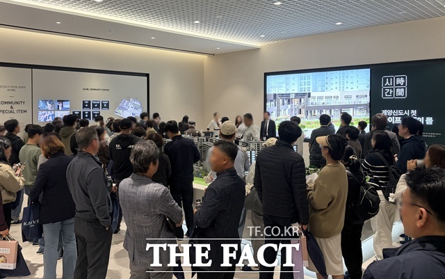23일 경기 계양신도시 카이브 유보라 견본주택 방문객들이 내부에 마련된 모형도를 보고 있다. /이재성 기자