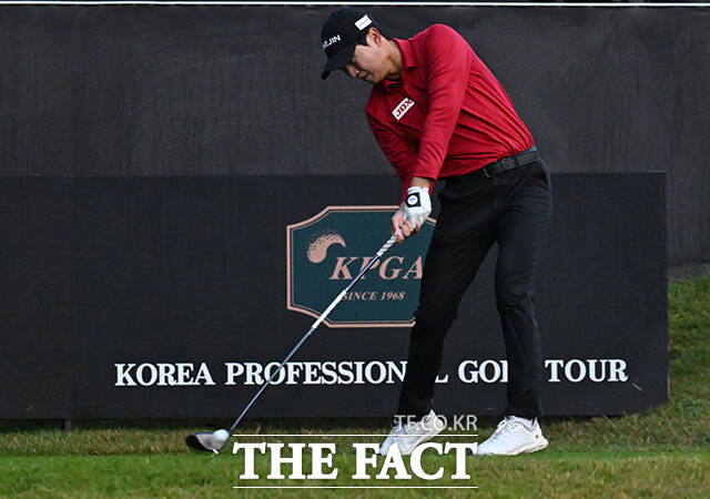 왕정훈이 23일 충남 천안 우정힐스 CC(파71·7367야드)에서 열린 '제네시스 챔피언십' 2라운드 경기에 참가해 10번 홀에서 티샷하고 있다. /천안=박헌우 기자
