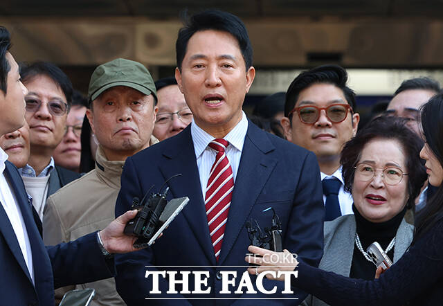 정치자금법 항소심에서 무죄를 선고받은 오세훈 서울시장(가운데)이 23일 오후 서울 서초구 서울고등법원에서 열린 공판을 마친 뒤 입장을 밝히고 있다./임영무 기자
