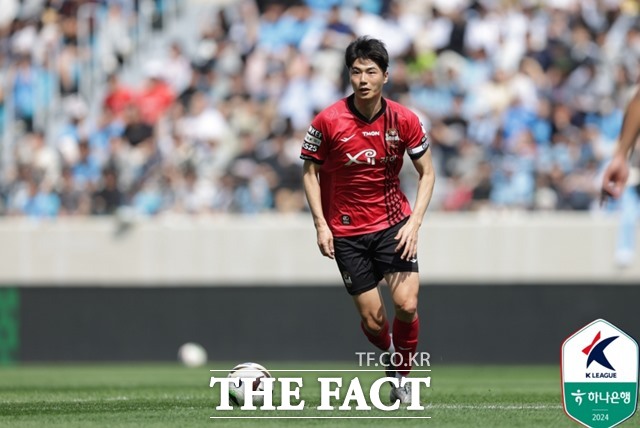 축구선수 기성용 씨가 초등학생 시절 축구부 후배에게 성폭력을 저질렀다는 의혹을 제기한 후배를 상대로 제기한 손해배상 청구 소송 2심에서도 승소했다. /K리그
