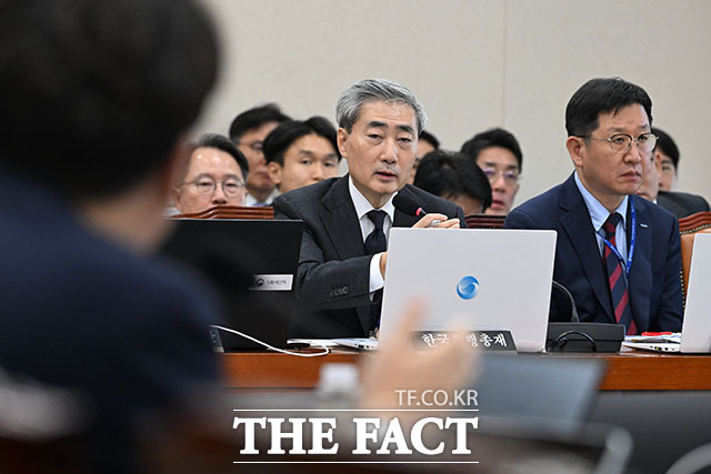 신현송 한국은행 총재가 23일 오전 서울 여의도 국회 재정경제기획위원회에서 열린 기획예산처와 한국은행 등에 대한 종합감사에 출석해 의원 질의에 답변하고 있다. /국회=서예원 기자