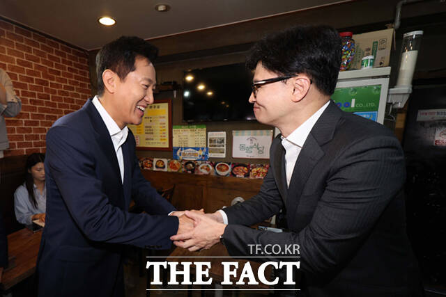장동혁 대표의 강경 노선에 제동을 걸 수 있다는 기대가 나오는 가운데, 비주류의 주도권을 놓고는 오세훈 서울시장과 한동훈 무소속 의원이 경쟁하는 구도가 형성될 수 있다는 관측도 나온다. 사진은 한동훈 무소속 의원(오른쪽)과 오세훈 서울시장. /이새롬 기자