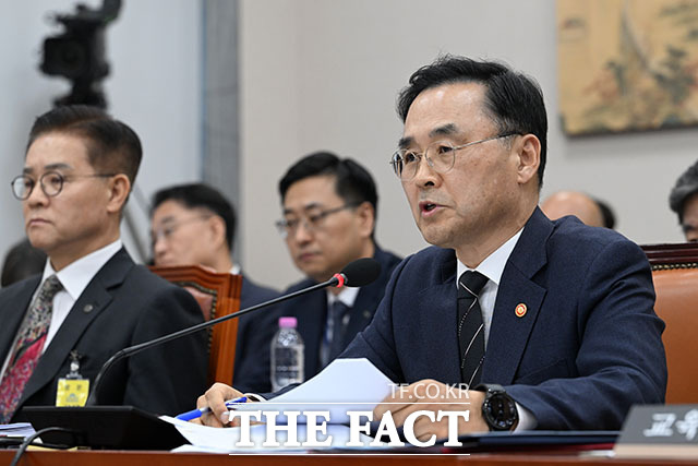 서범수 국민의힘 의원이 차정인 국가교육위원장에게 질의하고 있다.