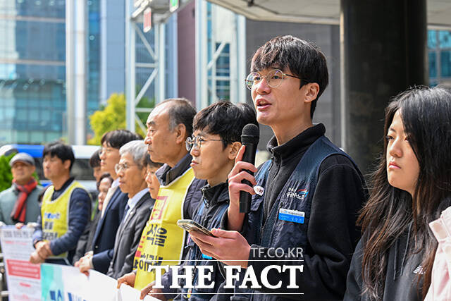 김상연 변호사가 기자회견에서 발언하고 있다.