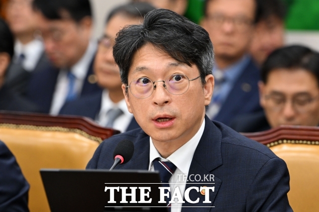 홍지선 국토교통부 장관이 23일 오전 서울 여의도 국회에서 열린 국토교통위원회의 국토교통부 등에 대한 종합감사에서 의원 질의에 답하고 있다. /남용희 기자