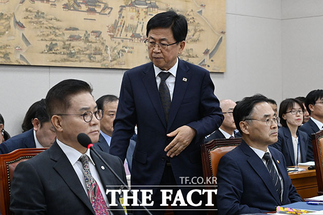 최교진 교육부 장관이 23일 오전 서울 여의도 국회 교육위원회에서 열린 교육부와 국가교육위원회 등에 대한 종합감사에서 의원 질의에 답변하고 있다. /국회=서예원 기자