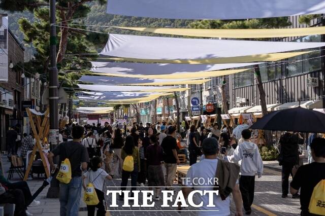 공주시와 카카오가 함께 추진하는 왕도심 상권 활성화 프로젝트 '곳곳산책 공주'가 시민과 관광객들의 호응을 받고 있다. /공주시