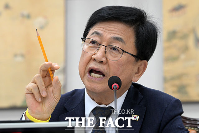 최교진 교육부 장관이 23일 오전 서울 여의도 국회 교육위원회에서 열린 교육부와 국가교육위원회 등에 대한 종합감사에서 의원 질의에 답변하고 있다. /국회=서예원 기자