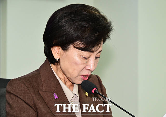 남인순 국회부의장이 23일 오전 서울 여의도 국회 의원회관 제3간담회실에서 열린 더불어민주당 이태원참사특위 전체회의에 참석해 모두발언을 하며 눈물을 흘리고 있다. /국회=배정한 기자