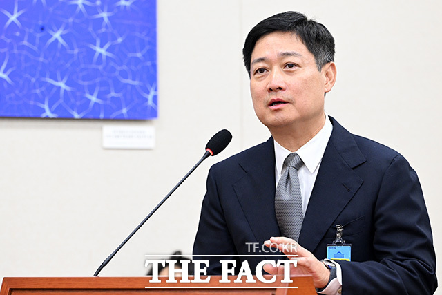 종합감사에 증인으로 출석해 의원 질의에 답하는 홍범식 LG유플러스 대표이사.