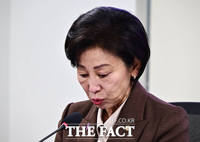 남인순 국회부의장이 23일 오전 서울 여의도 국회 의원회관 제3간담회실에서 열린 더불어민주당 이태원참사특위 전체회의에 참석해 모두발언을 하며 눈물을 흘리고 있다. /국회=배정한 기자