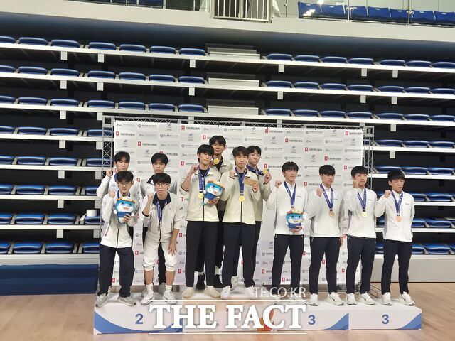 제107회 전국체육대회서 대전송촌고 펜싱 남자 사브르 단체전에서 금메달을 차지한 선수들이 기념촬영을 하고 있다. /대전시교육청