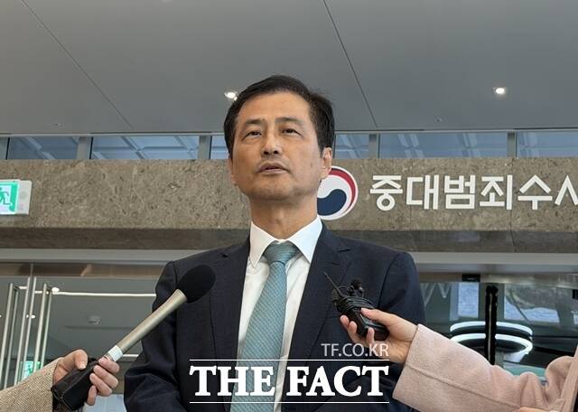 '6·3 지방선거 투표용지 부족 사태를 수사하는 이태한 선거관리위원회 특별검사가 23일 오후 서울 중구 중대범죄수사청 본청에서 김지용 중수청장을 예방하기 전 취재진 질의에 답하고 있다. /김해인 기자