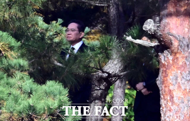 이재용 삼성전자 회장이 23일 오전 경기도 수원 선영에서 열린 고 이건희 삼성그룹 회장 6주기 추도식에 참석하고 있다. /수원=임영무 기자