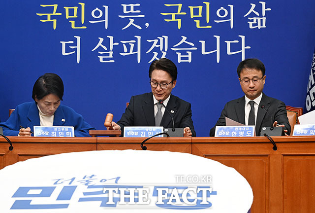 김민석 더불어민주당 대표가 생각에 잠겨 있다.