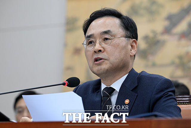 서범수 국민의힘 의원이 차정인 국가교육위원장에게 질의하고 있다.
