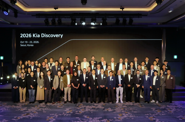 기아가 '글로벌 기아 딜러 한국 초청 행사(Kia Discovery, 딜러 초청 행사)'를 개최했다. 한국 초청 행사 참석자들이 기념 사진을 촬영하고 있는 모습 / 기아