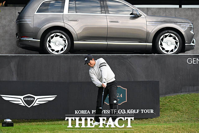 신상훈이 23일 충남 천안 우정힐스 CC(파71·7367야드)에서 열린 '제네시스 챔피언십' 2라운드 경기에 참가해 10번 홀에서 티샷하고 있다. /천안=박헌우 기자