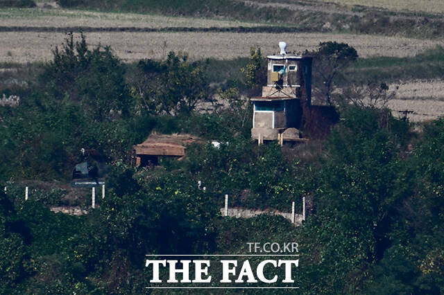 경기 파주시 오두산전망대에서 바라본 북한 초소에 감시 카메라가 설치돼 있다. /파주=남윤호 기자