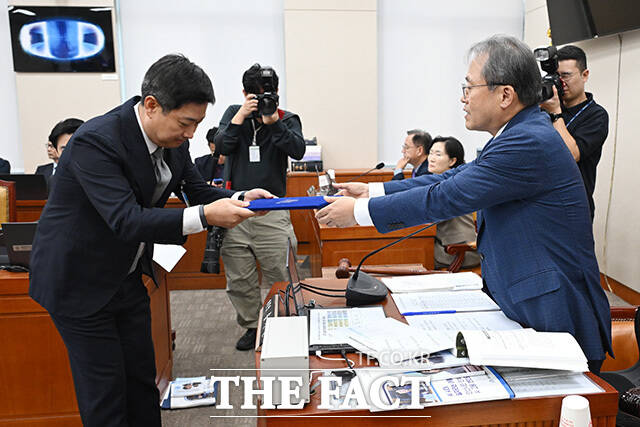 종합감사에 증인으로 출석해 의원 질의에 답하는 홍범식 LG유플러스 대표이사.