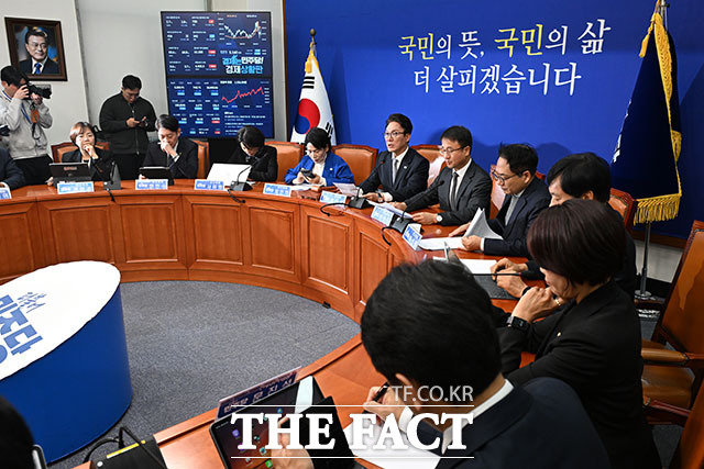 김민석 더불어민주당 대표가 생각에 잠겨 있다.