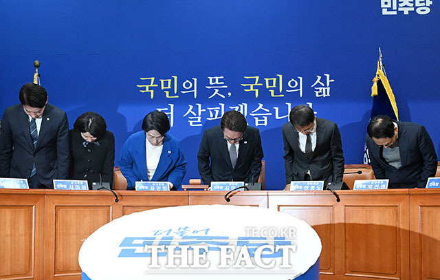 김민석 더불어민주당 대표가 생각에 잠겨 있다.