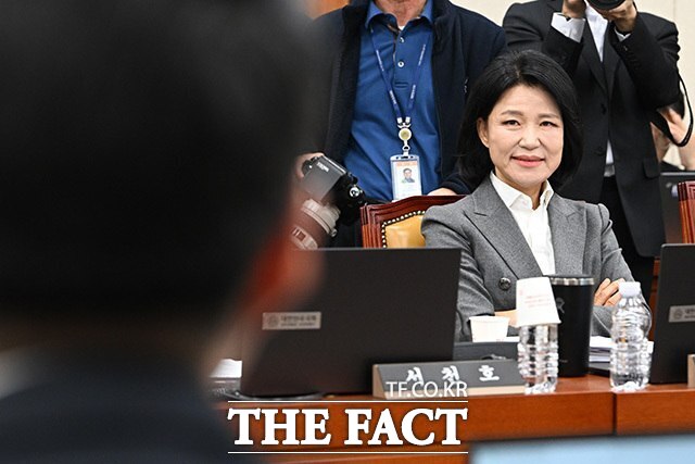 여야 간 자격 공방과 신경전이 장기화하면서 정작 피감기관을 향해야 할 국감의 시선이 여러 차례 감사위원들에게 되돌아왔다는 지적도 나온다. 이진숙 국민의힘 의원이 지난 16일 오후 서울 여의도 국회 과학기술정보방송통신위원회에서 열린 KBS·EBS·방송문화진흥회·시청자미디어재단 등에 대한 국정감사에 참석해 송기헌 과방위원장에게 항의를 하고 있는 모습. /배정한 기자
