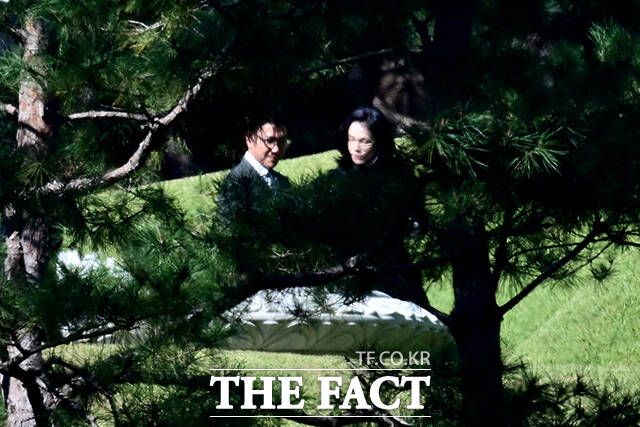 이서현 삼성물산 사장(오른쪽)과 김재열 국제빙상경기연맹(ISU) 회장이 23일 오전 경기 수원시 이목동 선영에서 열린 고 이건희 회장 6주기 추도식에 참석하고 있다. /수원=박상민 기자