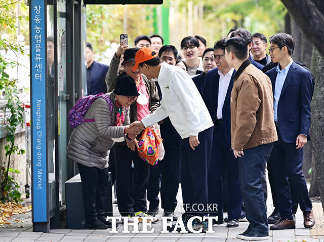 오세훈 서울시장이 23일 오전 서울 도봉구 서울아레나 건립 현장을 찾아 공사 진행 상황과 개관 준비를 점검하고 있다.
