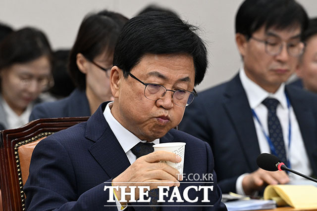 최교진 교육부 장관이 23일 오전 서울 여의도 국회 교육위원회에서 열린 교육부와 국가교육위원회 등에 대한 종합감사에서 의원 질의에 답변하고 있다. /국회=서예원 기자
