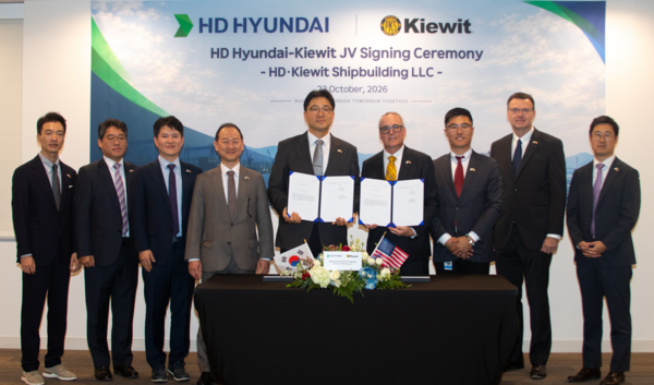 HD현대는 22일(현지시간) 미국 최대 건설·엔지니어링·인프라 기업 '키윗(Kiewit)' 社와 '조선 합작법인 설립'을 위한 계약을 체결했다(왼쪽에서 다섯 번째 HD한국조선해양 최한내 기획부문장, 여섯 번째 키윗 마리타임 채드 존슨 CEO). /HD현대