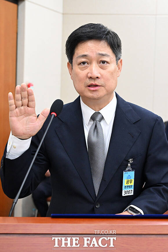 종합감사에 증인으로 출석해 의원 질의에 답하는 홍범식 LG유플러스 대표이사.