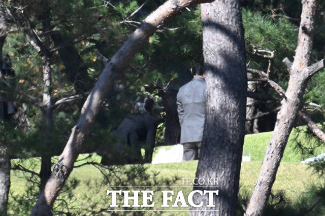 이서현 삼성물산 사장(오른쪽)과 김재열 국제빙상경기연맹(ISU) 회장이 23일 오전 경기 수원시 이목동 선영에서 열린 고 이건희 회장 6주기 추도식에 참석하고 있다. /수원=박상민 기자