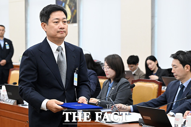 종합감사에 증인으로 출석해 의원 질의에 답하는 홍범식 LG유플러스 대표이사.
