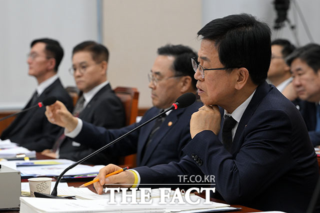 최교진 교육부 장관이 23일 오전 서울 여의도 국회 교육위원회에서 열린 교육부와 국가교육위원회 등에 대한 종합감사에서 의원 질의에 답변하고 있다. /국회=서예원 기자