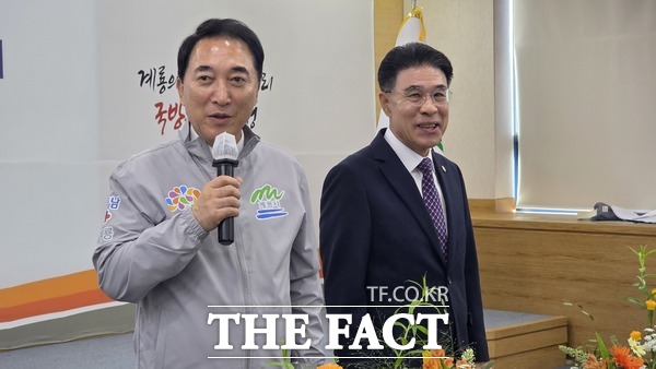 박수현 충남도지사가 23일 충남통(通)행 열한 번째 일정으로 계룡시를 방문했다. 박 지사와 이응우 계룡시장이 계룡시청 대회의실에서 기자간담회를 갖고 있는 모습. /정예준 기자