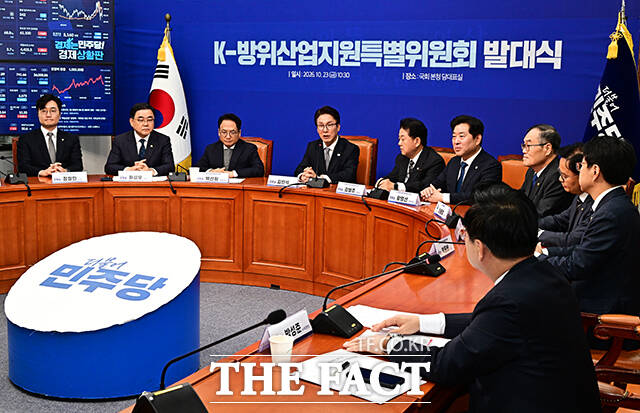 김민석 더불어민주당 대표가 23일 오전 서울 여의도 국회에서 열린 K-방위산업지원특별위원회 출범식에 참석해 인사말을 하고 있다.