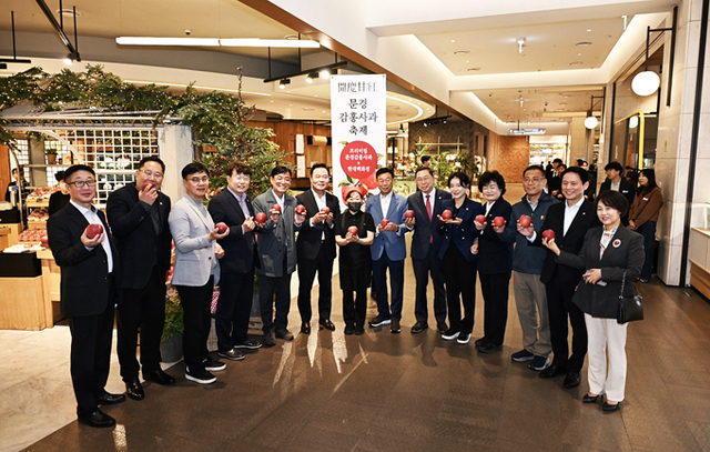 22일 문경시가 현대백화점 판교점에서 '문경 감홍사과 특별 홍보 및 판촉 행사'를 개최하고 있다. /문경시